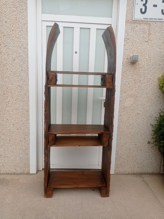 Estantería de madera rústica hecha con trilla