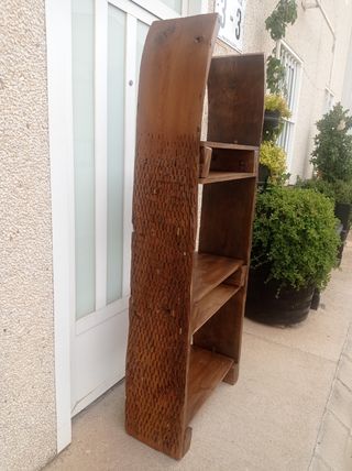 Estantería de madera rústica hecha con trilla