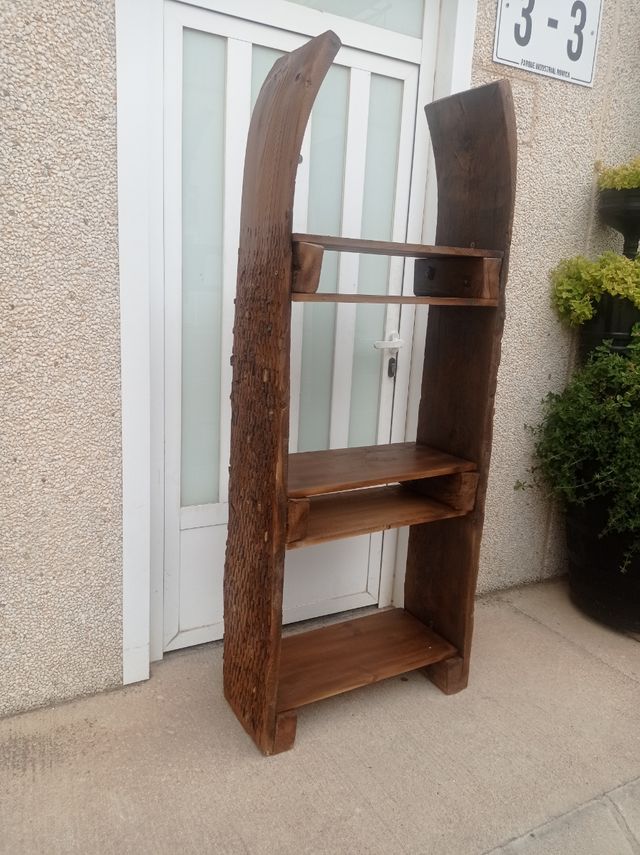 Estantería de madera rústica hecha con trilla