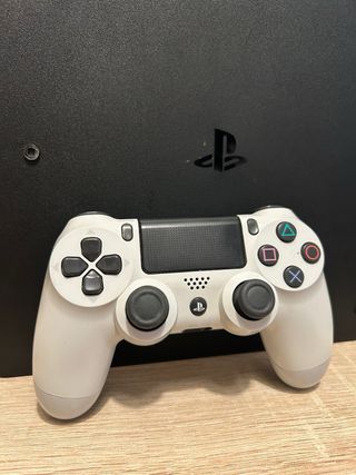 Ps4 Slim 1TB Negra y 1 mando

precio negociable 