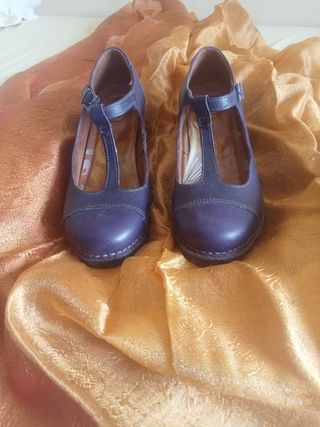 Zapatos de piel morados con tira