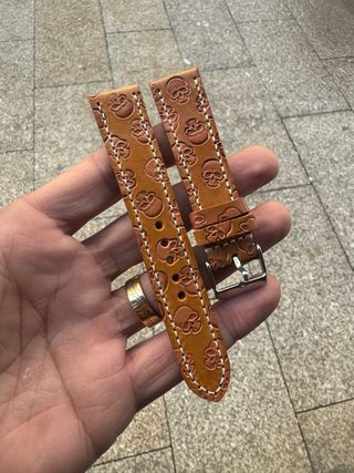 Correa artesanal para reloj con calaveras