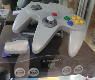 Nintendo 64 + Cables y Mandos
