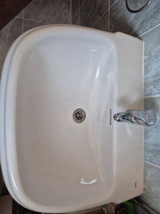 Lavabo con pie blanco