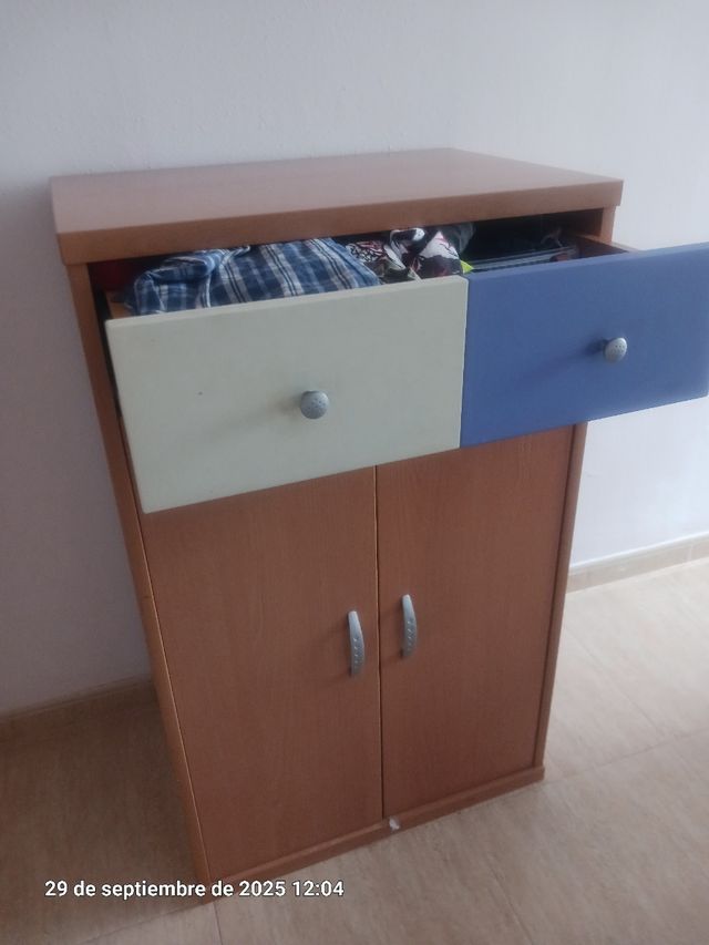 Dormitorio juvenil madera y paneles azules, sólido