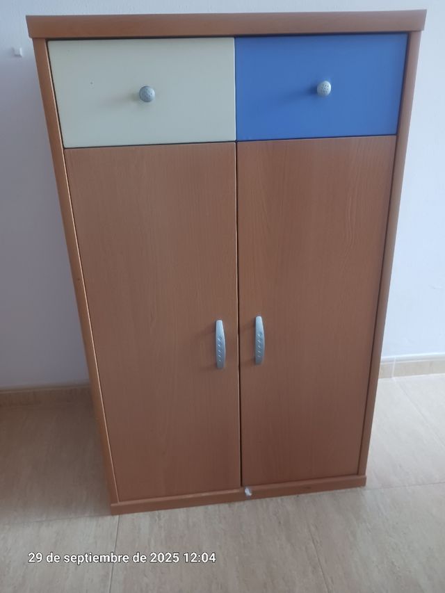 Dormitorio juvenil madera y paneles azules, sólido