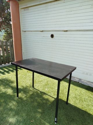 Mesa de oficina negra metálica