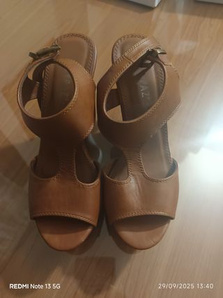 Sandalias de tacón marrón