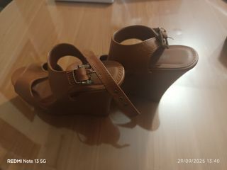 Sandalias de tacón marrón