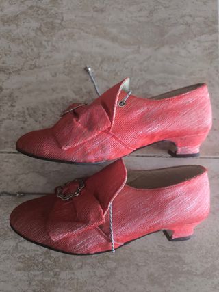 Zapatos Fallera Rojos con Adorno Floral