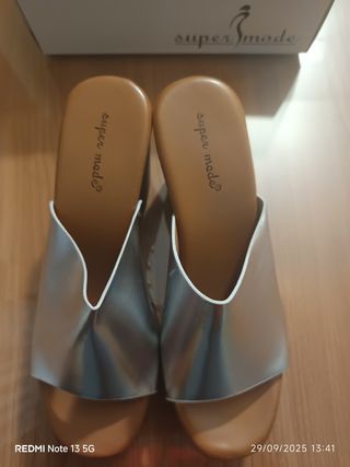 Sandalias Super Mode plateadas y marrones