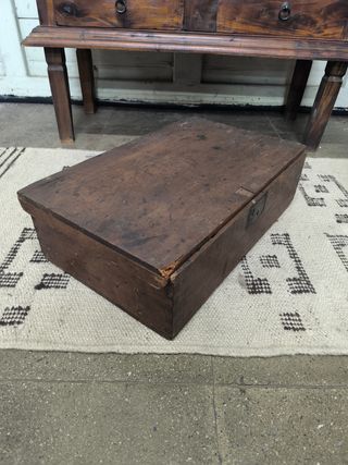 Caja de madera antigua con tapa