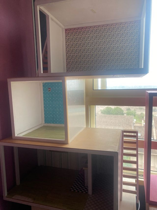 Casita de muñecas de madera hecha a mano