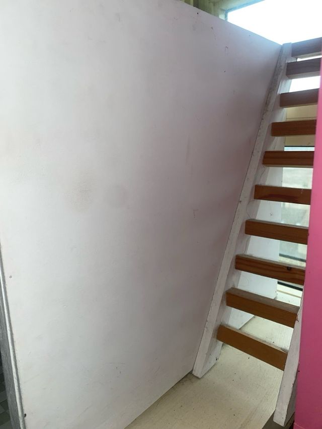 Casita de muñecas de madera hecha a mano