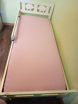 Cama infantil de Ikea modelo Kritter con colchón. 
