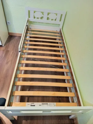 Cama infantil de Ikea modelo Kritter con colchón.