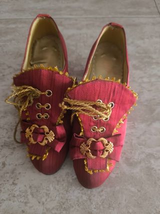 Zapatos de fallera granates con adornos dorados