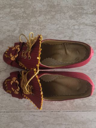 Zapatos de fallera granates con adornos dorados