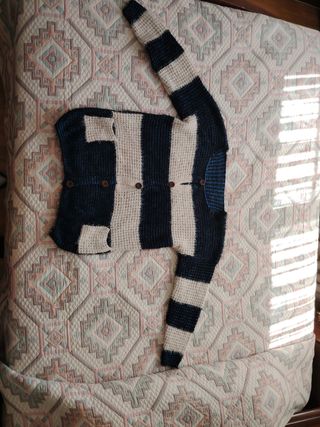 Chaquetina de punto azul y blanco