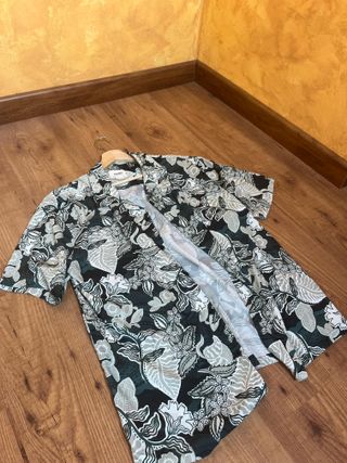 Camisa de manga corta con estampado tropical