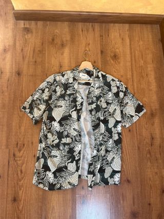 Camisa de manga corta con estampado tropical