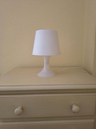 Lámpara de mesa blanca de plástico