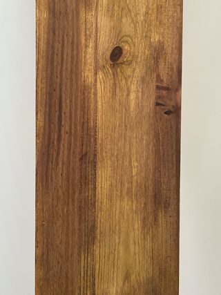 Estantes de madera largos con escuadras