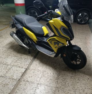 Moto 125cc 3760km guardada en garaje