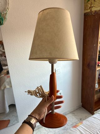 Lámpara de mesa madera y papel