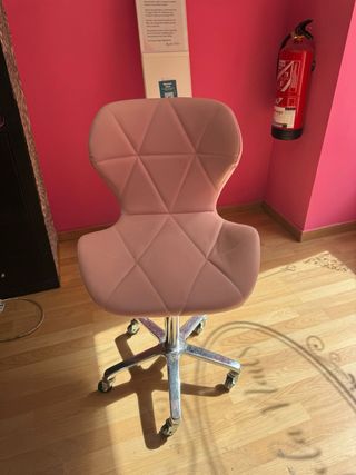 Silla de oficina rosa con base plateada