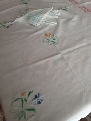 Tovaglia ricamata a mano