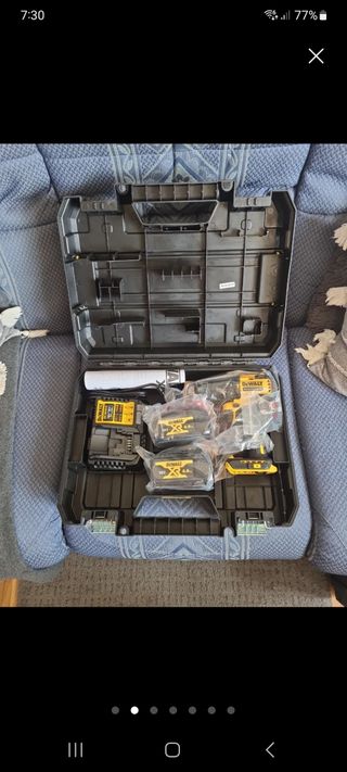Taladro DeWalt con cargador y baterías
