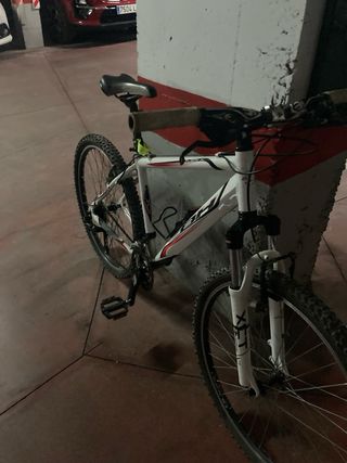Bicicleta BH blanca y roja poco uso talla s