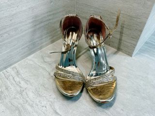 Sandalias doradas tacón tiras brillantes T39