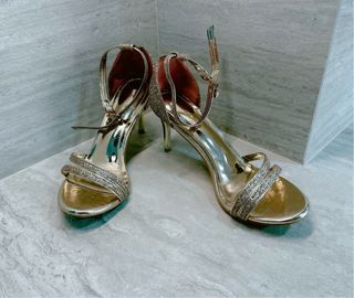 Sandalias doradas tacón tiras brillantes T39