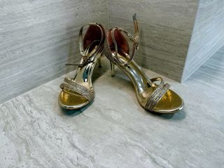 Sandalias doradas tacón tiras brillantes T39