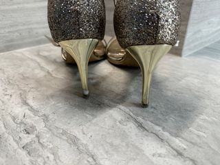 Sandalias doradas tacón tiras brillantes T39