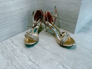 Sandalias doradas tacón tiras brillantes T39