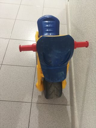Triciclo infantil amarillo y azul