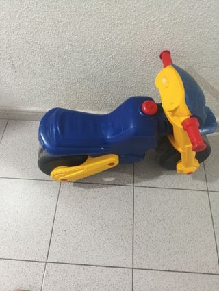 Triciclo infantil amarillo y azul