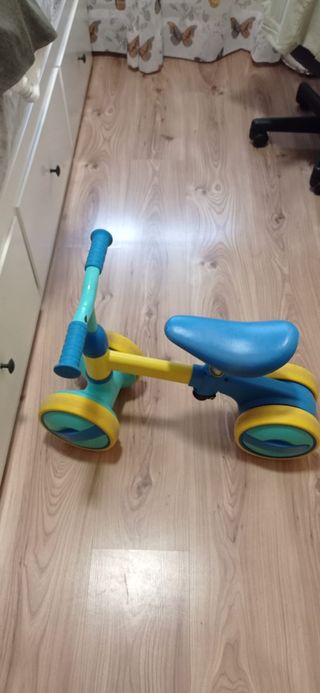 Triciclo infantil amarillo y azul