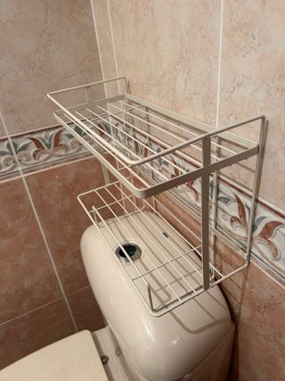 Estante metálico blanco para baño