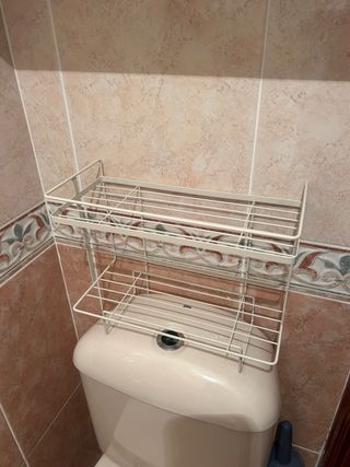 Estante metálico blanco para baño
