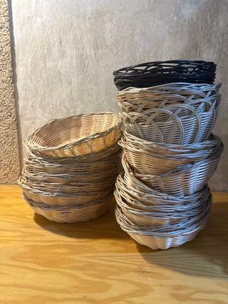 Cestas de mimbre y plástico apilables