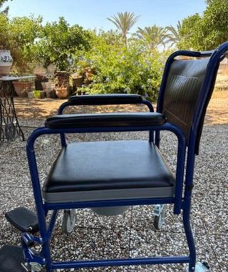Silla de ruedas con inodoro incorporado ( Elche ).