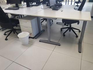 Se regalan 5 mesas de oficina