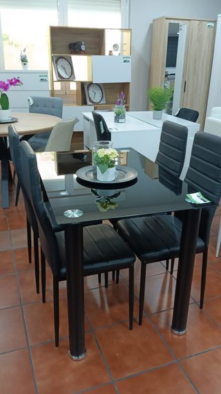 Mesa cristal templado y 4 sillas negras
