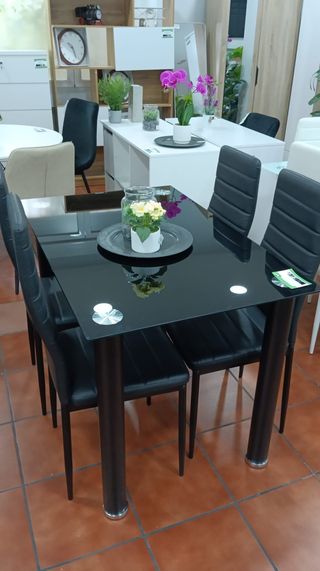 Mesa cristal templado y 4 sillas negras