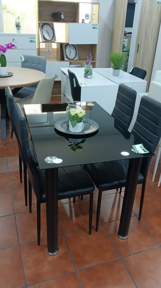 Mesa cristal templado y 4 sillas negras