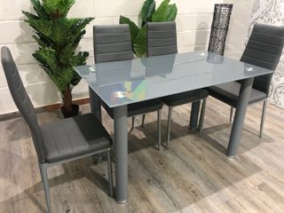 Mesa cristal templado y 4 sillas negras